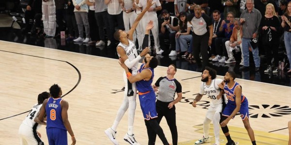 米切尔-罗宾逊遭遇砍鲨战术罚球6中3 马刺首节领先尼克斯9分
