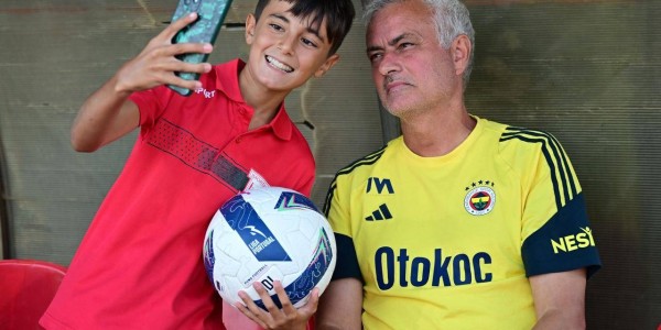 2-3，62岁穆帅率队遭欧冠2冠王绝杀，第81分钟丢球酿苦果